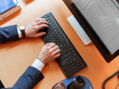 桌面平铺展示 niconico 内容运营工作台，笔记本上写满数据标注与用户反馈便签，暖色台灯照亮